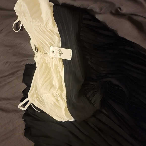 Express Black and white pleated gown - Picture 5 of 6